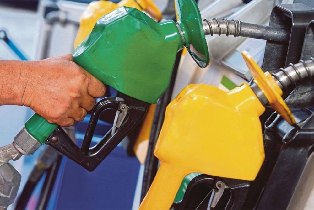 Harga RON97 kekal pada paras RM3.37 seliter, RON95 (RM2.05 seliter) dan diesel (RM2.15 seliter). - Gambar hiasan