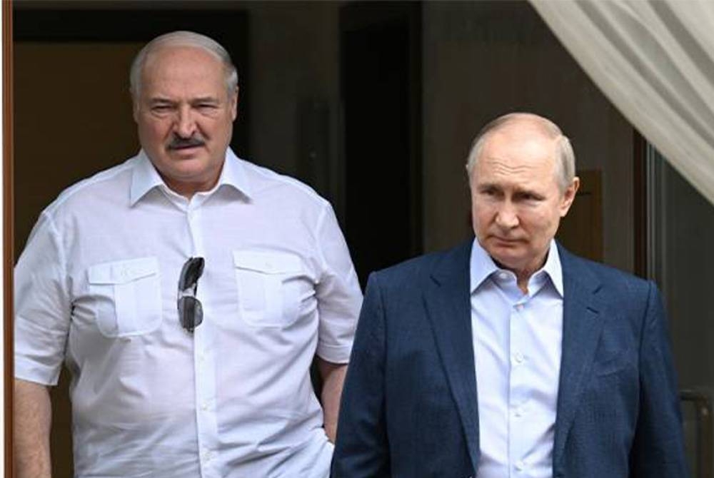 Lukashenko (kiri) berkata, jika berlaku perang, beliau boleh menghubungi Putin (kanan) pada bila-bila masa. - Foto AP