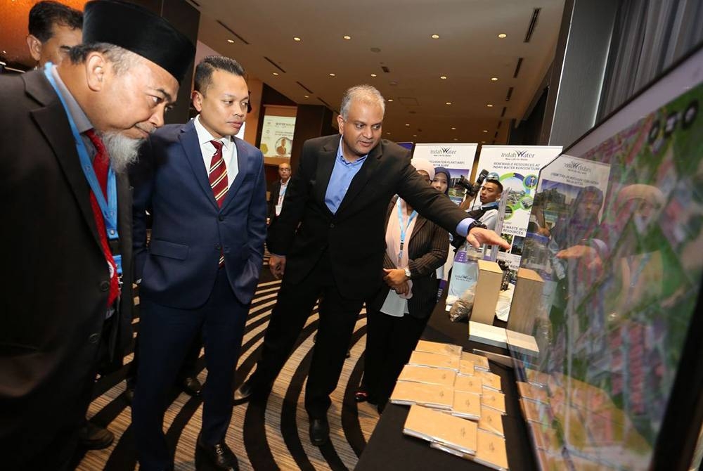 Nik Nazmi melihat pameran Indah Water Konsortium di Persidangan dan Pameran Water Malaysia 2023.