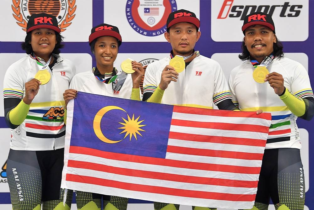 Dari kiri, Farina Shawati, Nur Suraiya, Khairul Hazwan dan Khairul Adha menunjukkan pingat emas yang dimenangi. - Foto Bernama