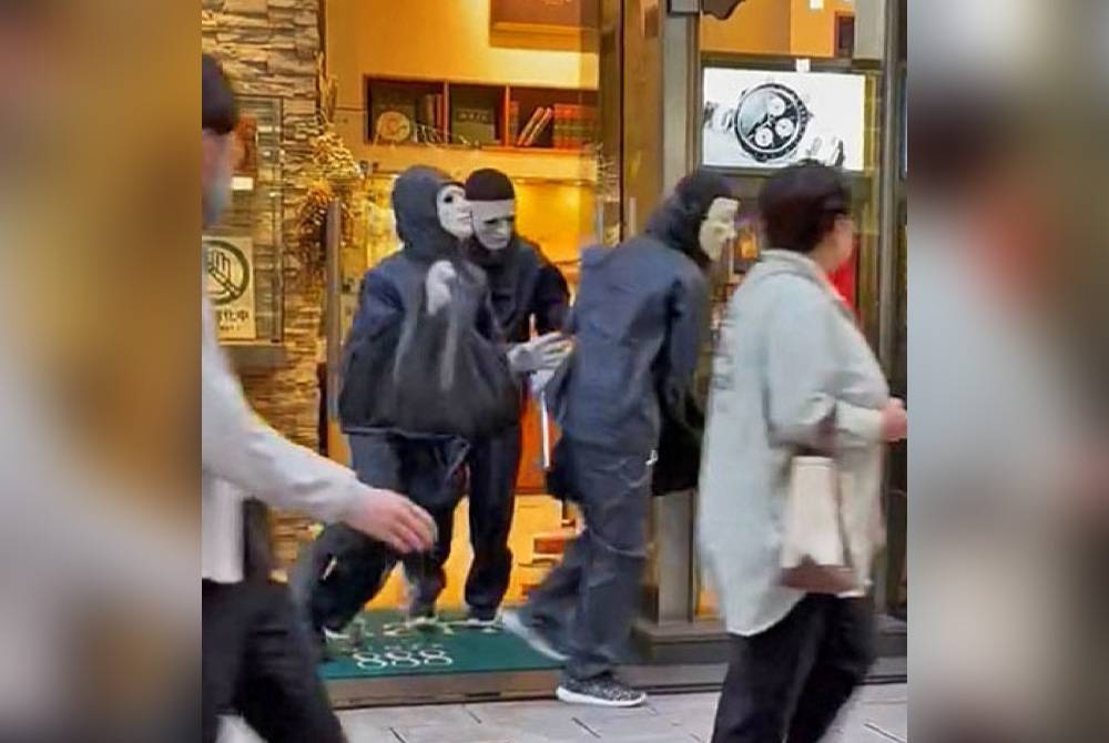 Rompakan siang hari di sebuah kedai jam mewah di Ginza, Tokyo dikaitkan dengan trend yami baito.