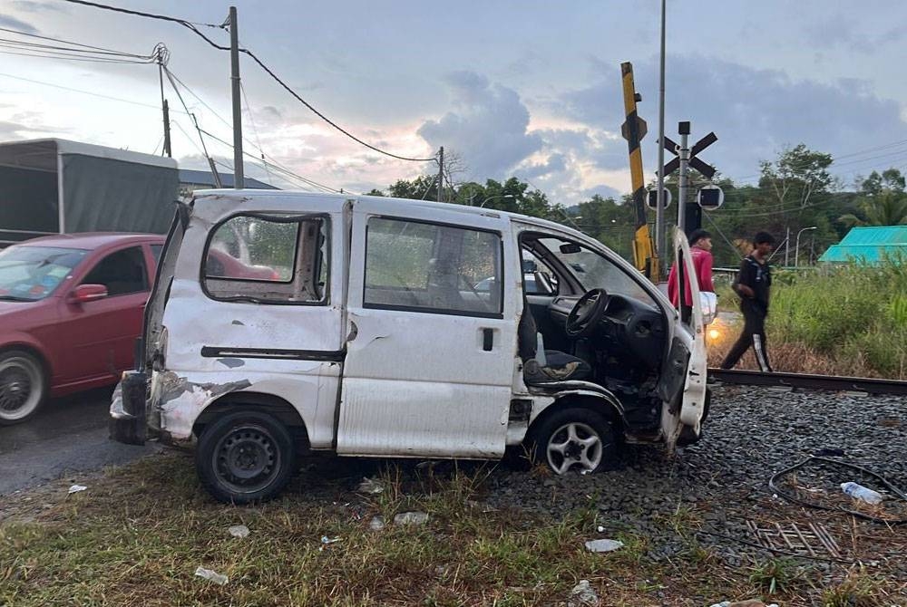 Keadaan van jenis Perodua Rusa selepas dirempuh kereta api di Jalan Perumahan Kampung Anak Kinarut, Papar.