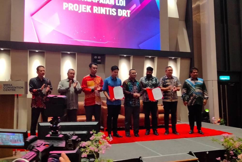 Menteri Besar (empat kanan) merasmikan Forum Selangor Mobiliti anjuran Kerajaan negeri dengan kerjasama MBSA dan MBI di Seksyen 13 di sini pada Khamis.