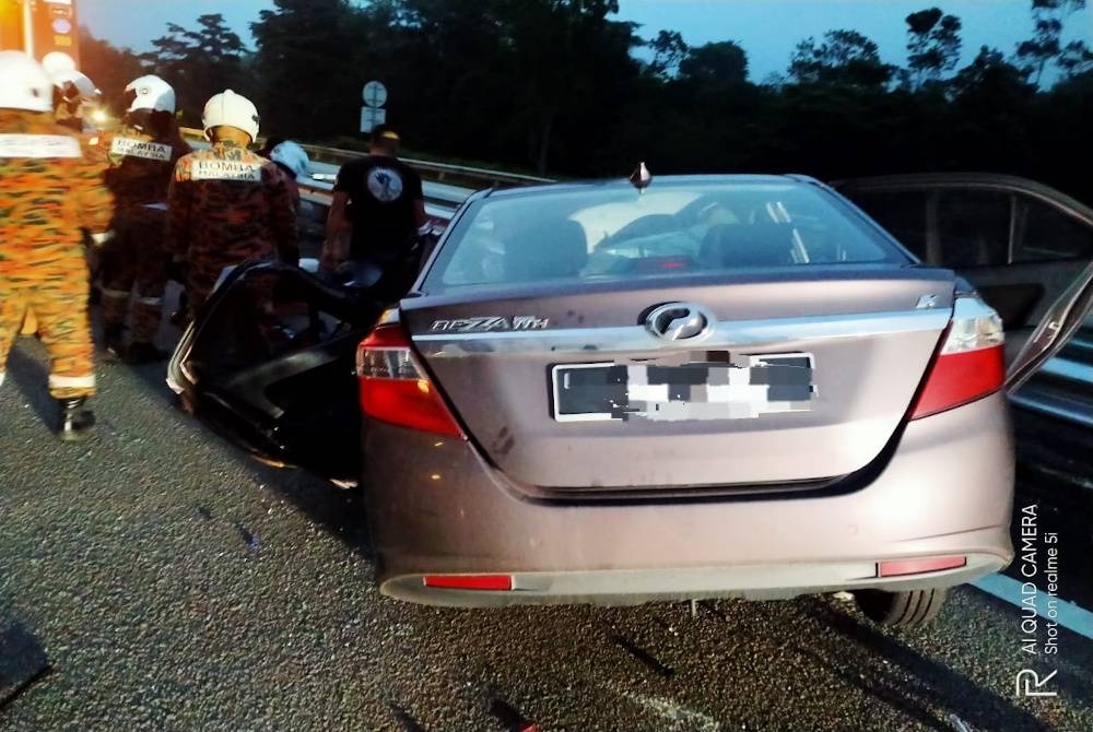 Seorang maut selepas kereta dinaiki melanggar pembahagi jalan di Lebuhraya Utara Selatan, Yong Peng, Batu Pahat pada Rabu.