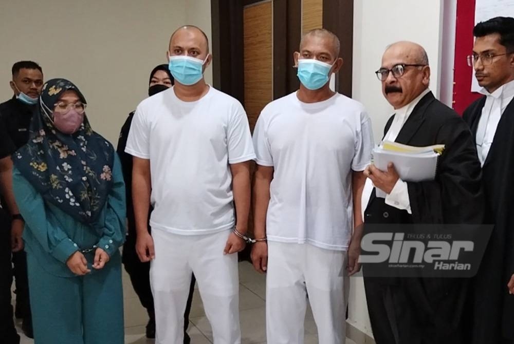 Ketiga-tiga sahabat berkenaan bersama peguam mereka di Mahkamah Tinggi Muar, pada Khamis.