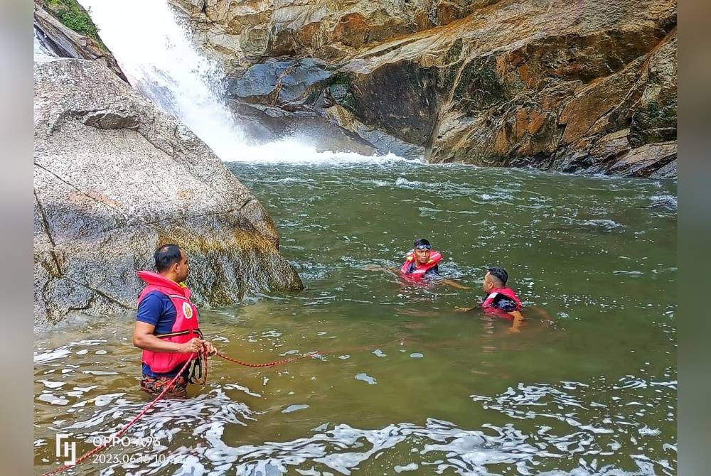 Seorang pelajar pondok dikhuatiri lemas selepas dihanyutkan arus deras di Air Terjun Chamang, Bentong pada Khamis. - Foto ihsan JBPM