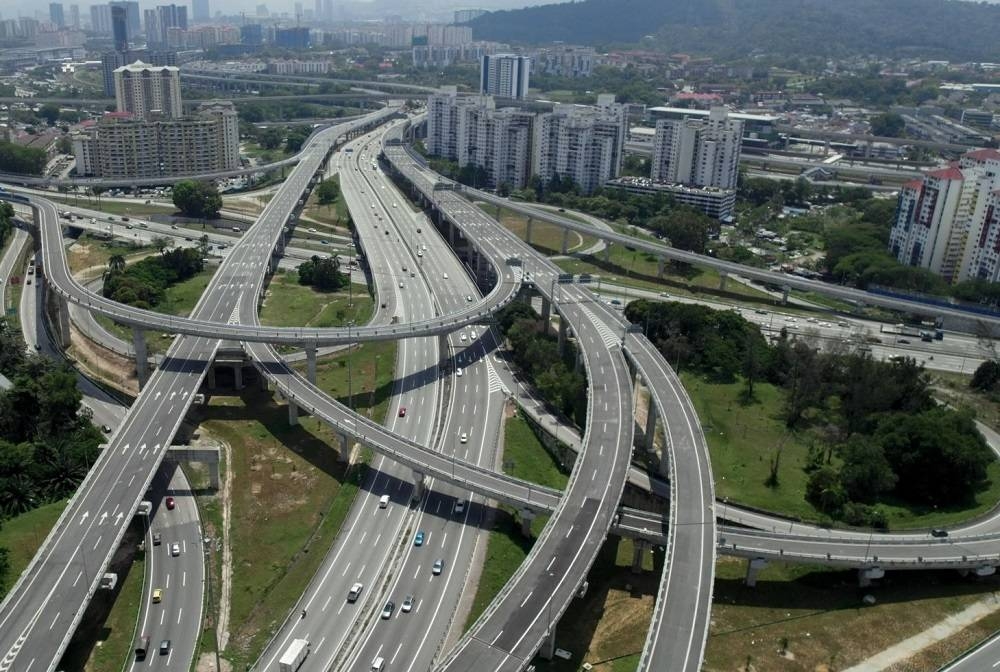 Lebuhraya SUKE fasa dua akan dibuka secara rasmi kepada pengguna bermula 12.01 tengah malam ini dengan tol percuma di Plaza Tol Alam Damai selama dua minggu. - Foto: PROLINTAS