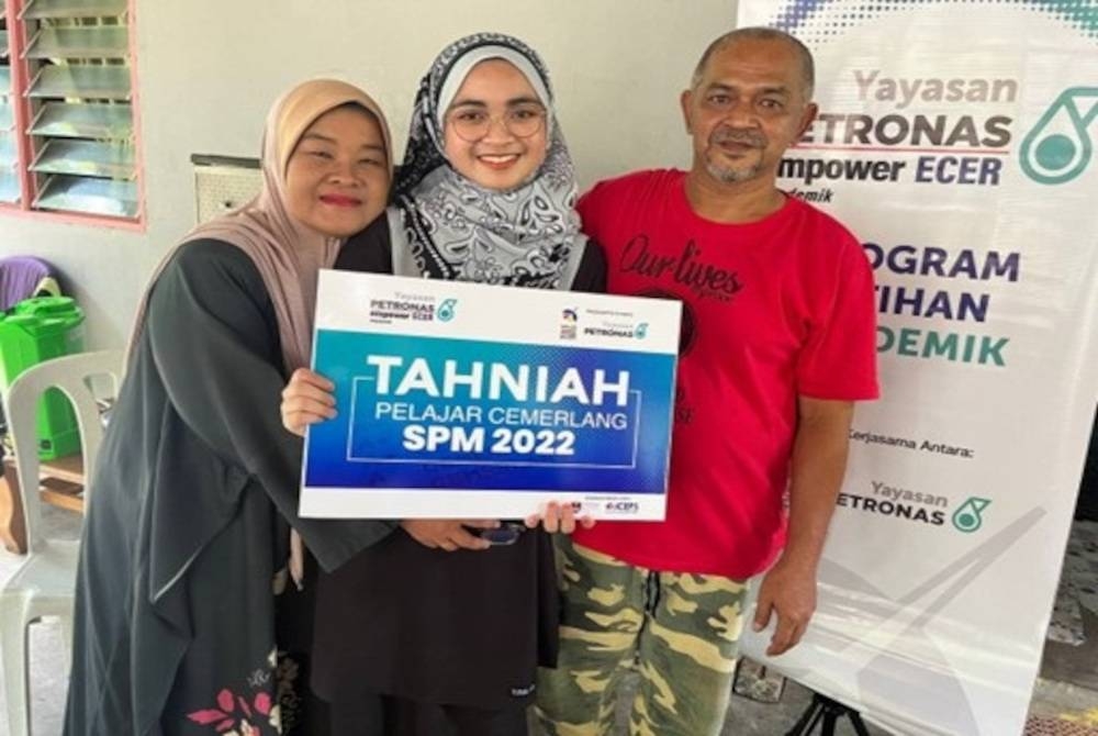 Siti Nurhazirah (tengah) mendapat 7A dalam keputusan peperiksaan SPM 2022 yang diumumkan pada 8 Jun lepas.