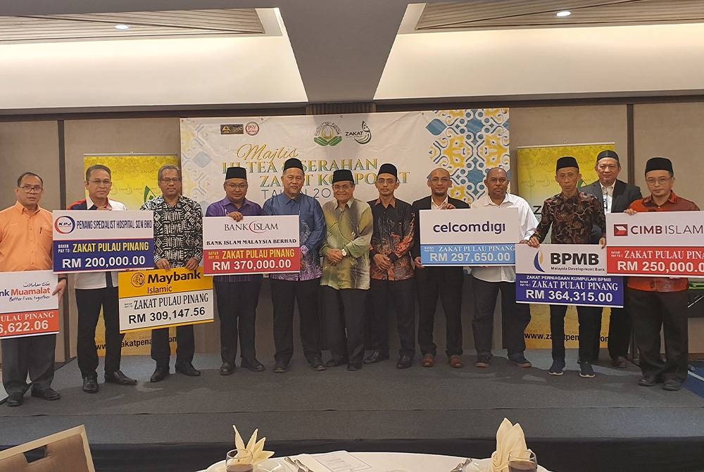 Roslan (lima dari kiri) bersama Mohamad Khairi (enam dari kanan) dan Samsudin (tujuh dari kanan) bergambar bersama pembayar zakat korporat dalam majlis yang diadadakan di Kepala Batas pada Khamis.