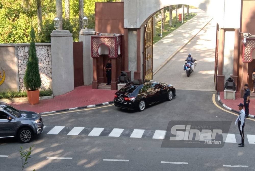 Amirudin menaiki kereta rasmi Menteri Besar jenis Toyota Camry dengan diiringi pasukan pengiring Polis Diraja Malaysia tiba di istana berkenaan kira-kira jam 5 petang.