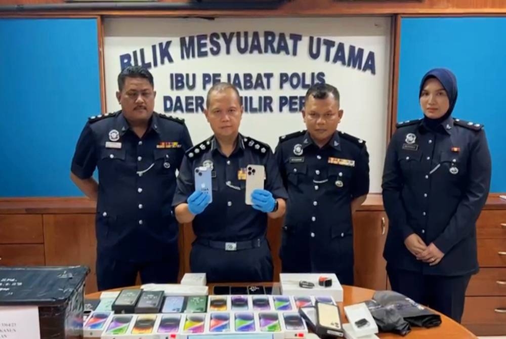 Ahmad Adnan menunjukkan rampasan barang kes antaranya 23 unit telefon bimbit jenama IPhone dengan tertangkapnya seorang lelaki pada Selasa.