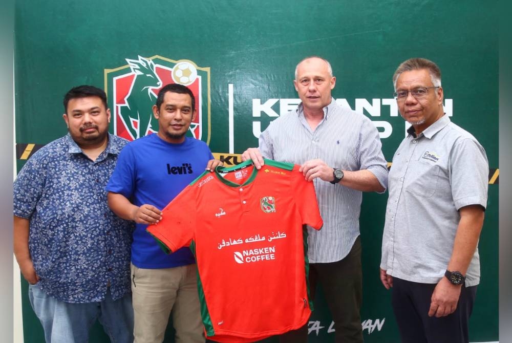 Ailton (dua dari kanan) sedia melatih Sang Kijang Hijau. - Foto Kelantan United