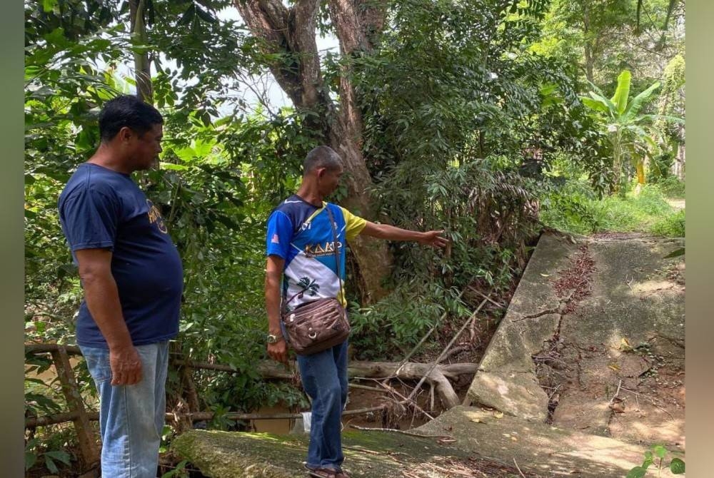 Kira-kira 1,000 penduduk daripada empat kampung dekat sini mengharapkan pihak berwajib segera membina baharu serta membaik pulih dua jambatan yang menghubungkan kampung berkenaan yang runtuh dan uzur. - Foto Bernama