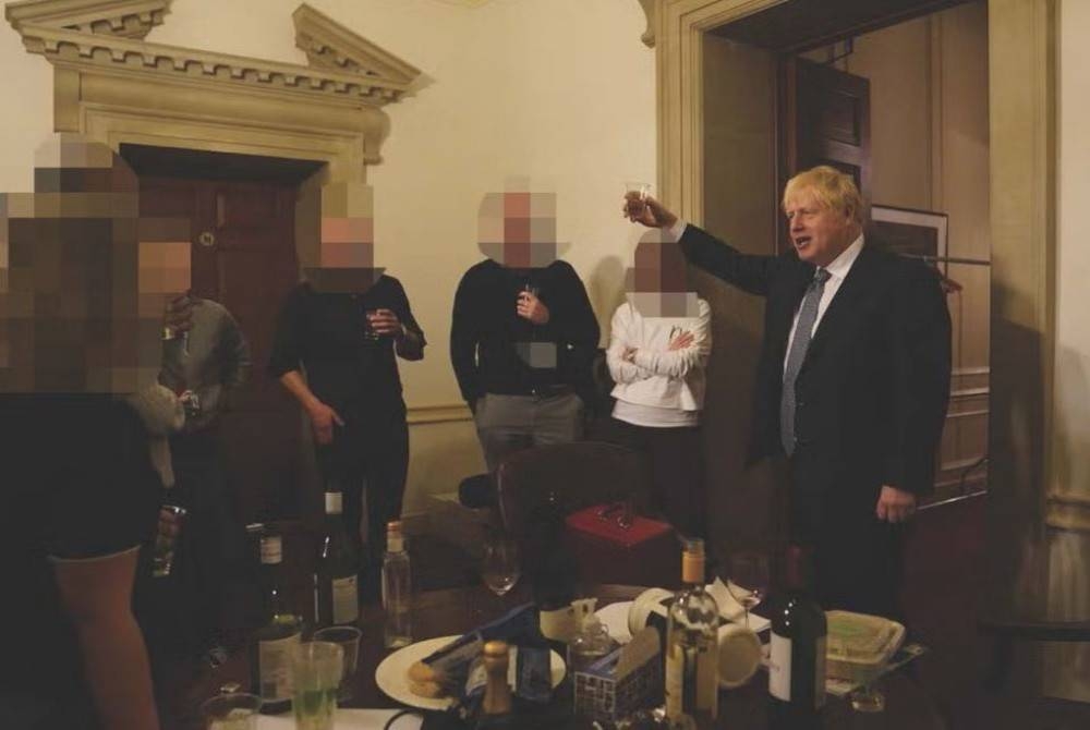 Salah satu bukti bergambar pelanggaran peraturan Covid-19 yang dilakukan Johnson ketika bergelar Perdana Menteri. Foto: Agensi