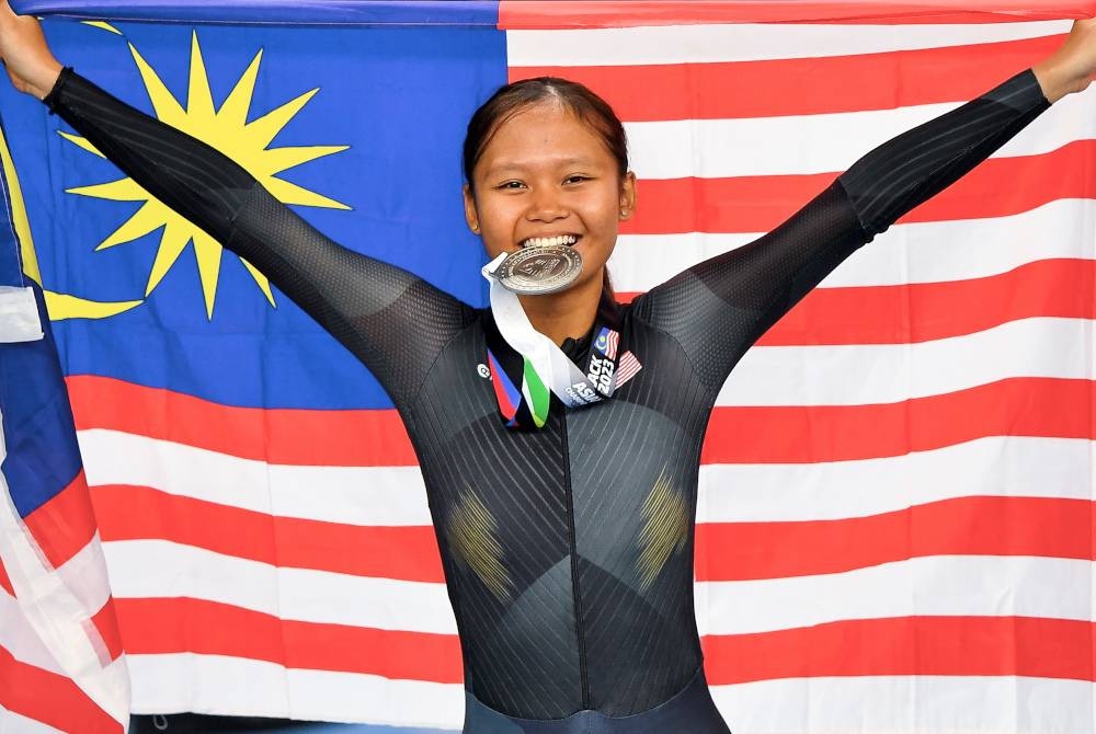 Nur Alyssa bersama pingat Perak yang diraih pada acara Women Junior Keirin sempena ACC 2023 di Velodrom Nasional pada Khamis. - Foto Bernama