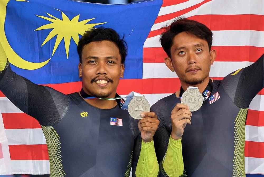 Khairul Hazwan (kanan) dan Khairul Adha meraih pingat perak acara 1km ujian masa lelaki B ACC 2023. - Foto Bernama