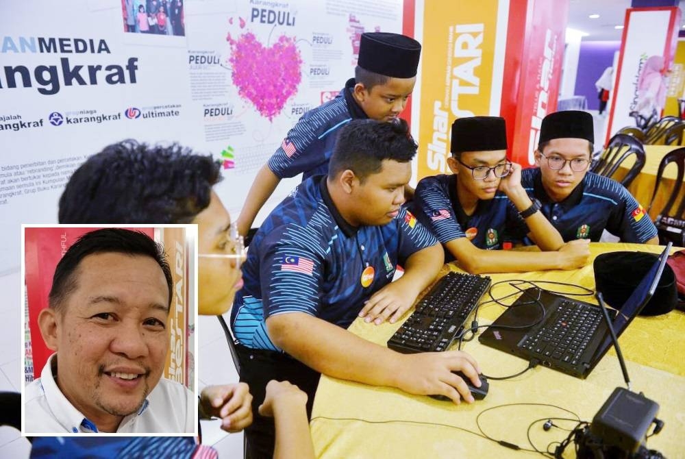 Beberapa pelajar sedang melakukan tugasan berkumpulan pada Program Jelajah TVPSS di Auditorium Kompleks Kumpulan Karangkraf, Shah Alam pada Khamis. - Gambar kecil: Mohd Hazlan