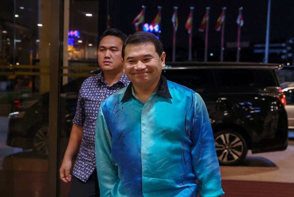 Rafizi tiba di Menara Dato Onn untuk rundingan pembahagian kerusi antara Pakatan Harapan (PH) dengan Barisan Nasional (BN) di Pusat Dagangan Dunia (WTC) malam Khamis. - Foto Bernama