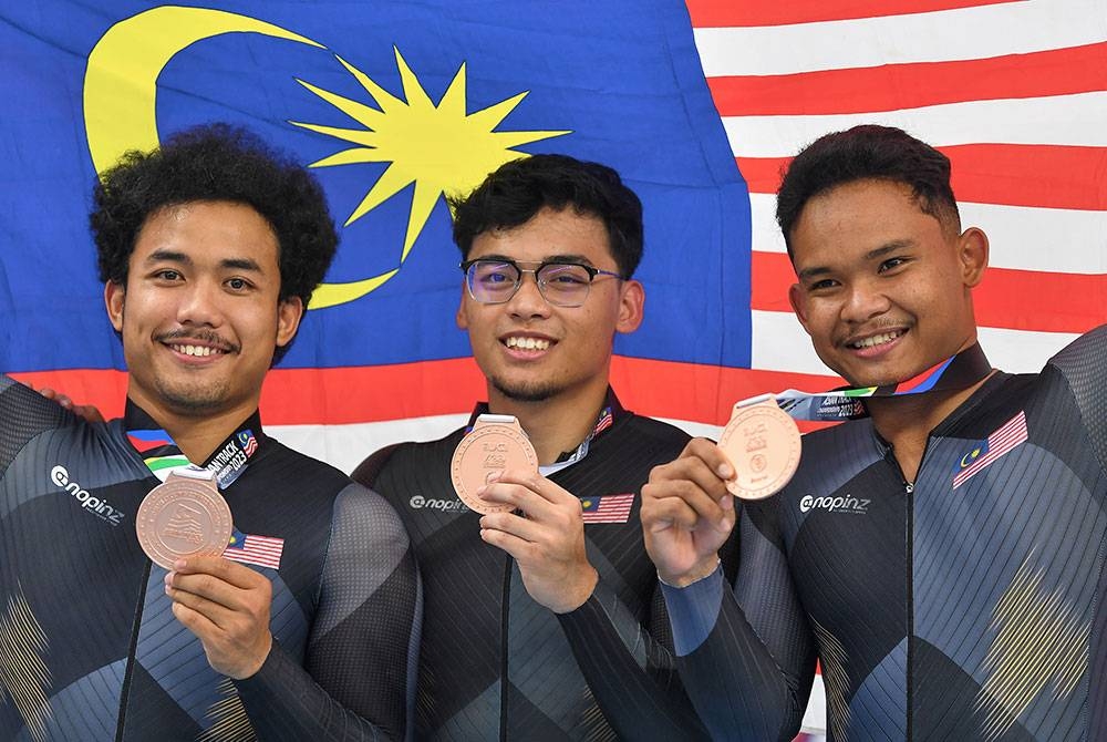 Dari kiri, Fadhil, Umar dan Ridwan meraih pingat gangsa pada ACC 2023 di Velodrom Nasional, Nilai pada Rabu lalu.- Foto Bernama