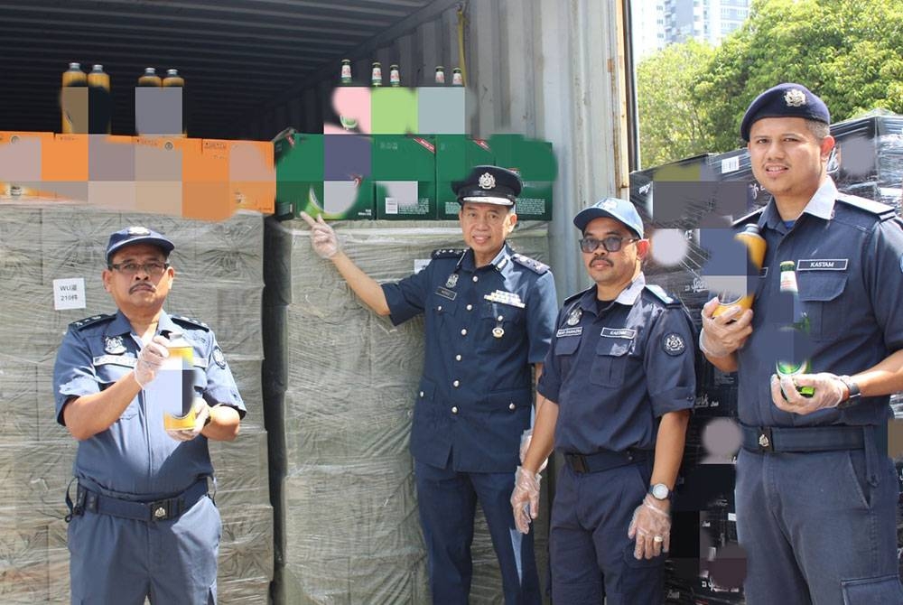 JKDM merampas minuman keras tidak bercukai di Pelabuhan Klang, Mei lalu.