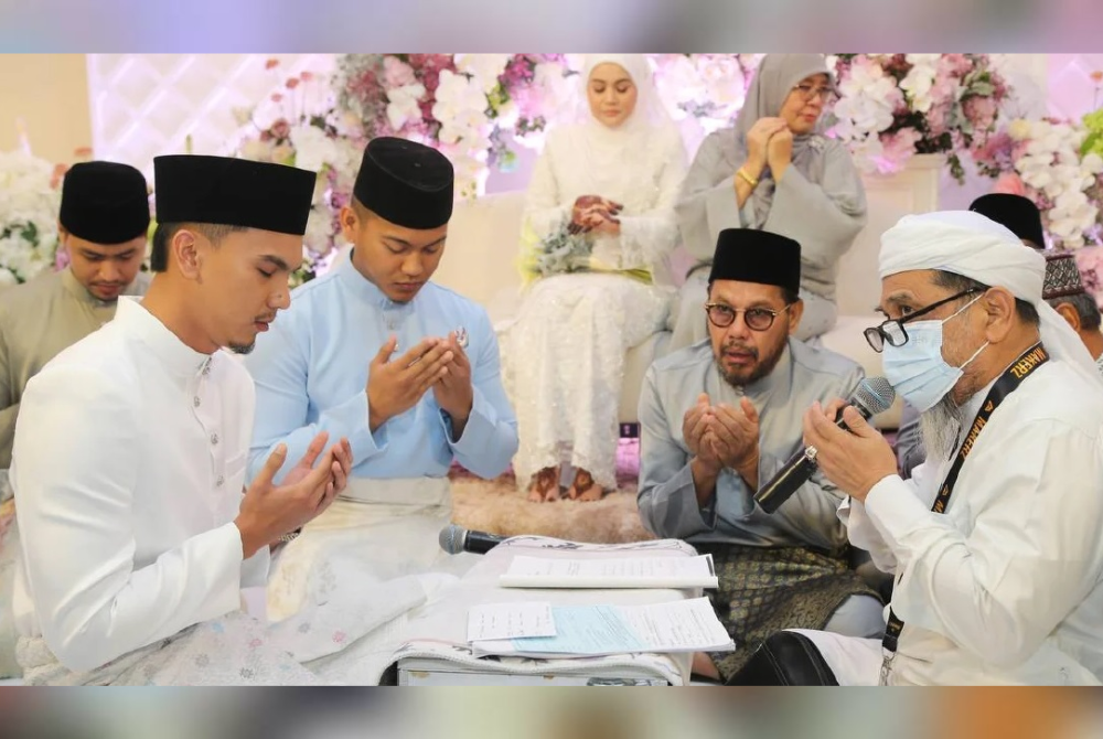 MK selamat bergelar suami kepada Siti Hajaar dengan hanya sekali lafaz dalam sebuah majlis nikah di Masjid Jami&#039;il Huda, Ampang jam 9.35 pagi tadi. 