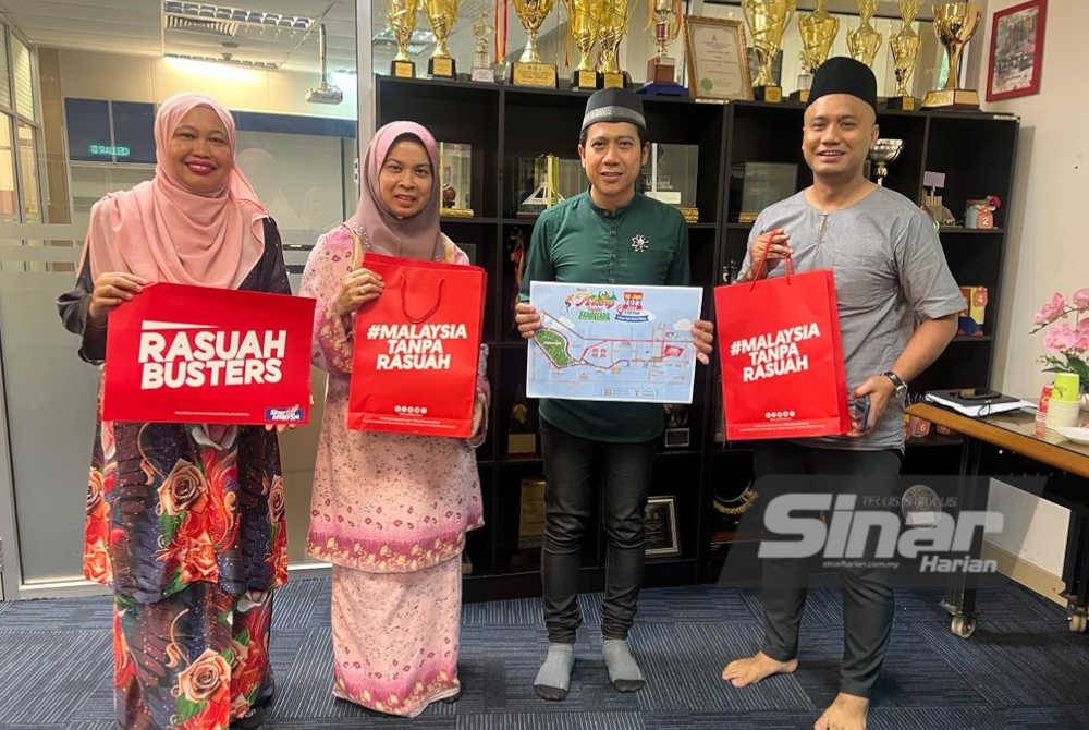 Dari kiri: Wan Normi, Norfiza, Hamdan dan Mohd Affaizul menunjukkan plakad Rasuah Busters dan Hari Klang Tanpa Kenderaan di pejabat Majlis Perbandaran Klang pada Khamis.