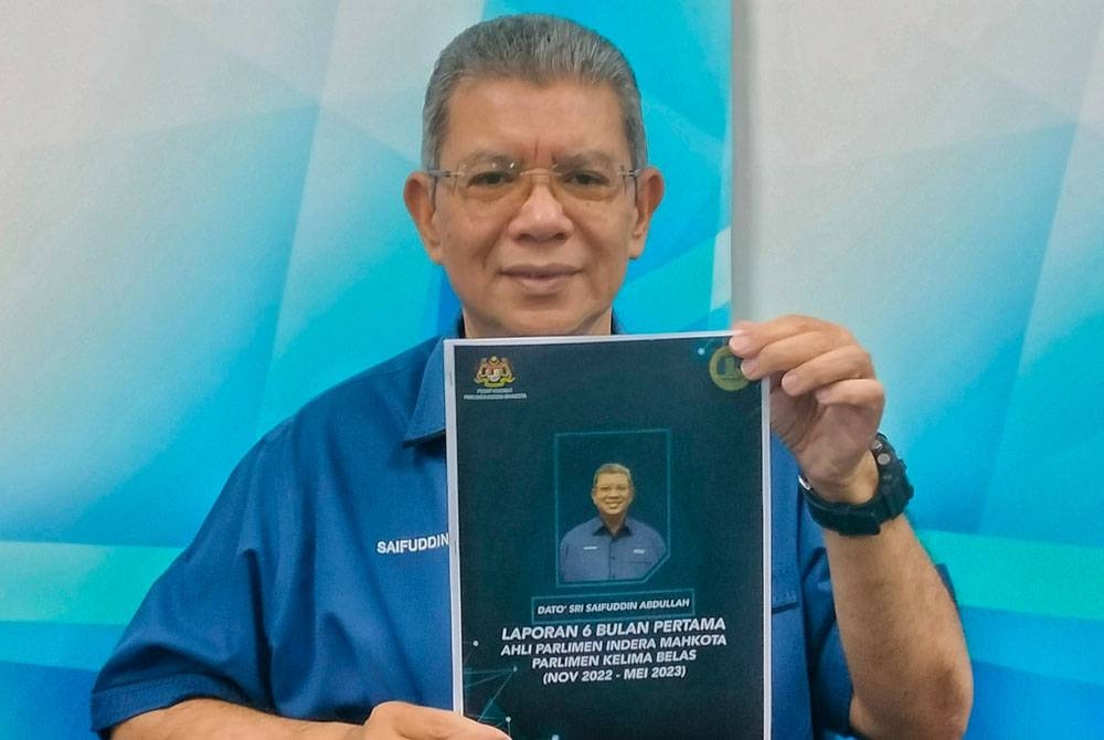 Saifuddin menunjukkan laporan enam bulan pertama Ahli Parlimen Indera Mahkota itu selepas menyandang jawatan itu selepas PRU15 di Pusat Khidmat Parlimen Indera Mahkota di sini pada Jumaat.