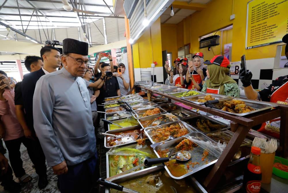 Anwar memilih menu makan tengah hari di Medan Selera Sports Arena pada Jumaat. - Foto Bernama
--fotoBERNAMA (2023) HAK CIPTA TERPELIHARA