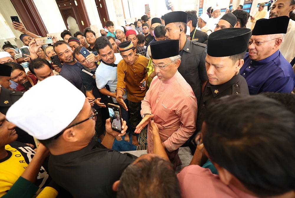 Yang di-Pertuan Agong Al-Sultan Abdullah Ri&#039;ayatuddin Al-Mustafa Billah Shah berkenan bersalaman dengan para jemaah selepas menunaikan solat Jumaat di Masjid Sri Sendayan, pada Jumaat. - Foto Bernama