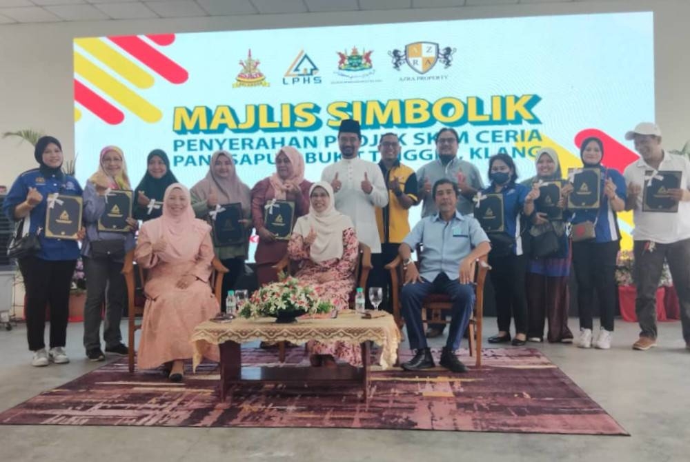 Rodziah (duduk tengah) ditemui pemberita pada Majlis Simbolik Penyerahan Projek Skim Ceria Pangsapuri Bukit Tinggi 1 di sini pada Jumaat.