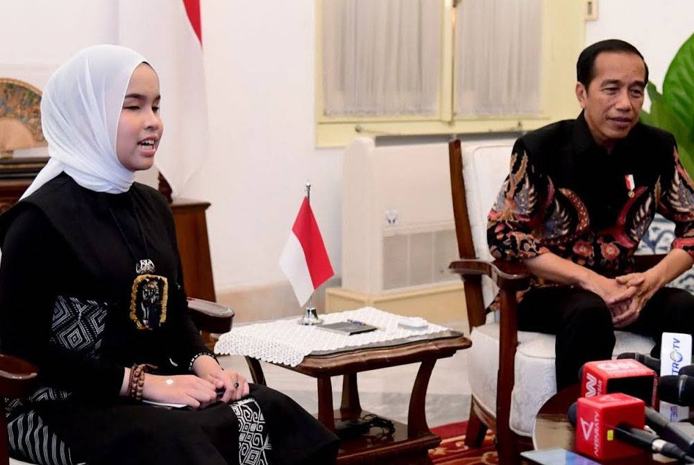 Putri Ariani ketika pertemuannya dengan Presiden Indonesia, Joko Widodo (Jokowi) yang turut berbangga dengan pencapaiannya baru-baru ini.