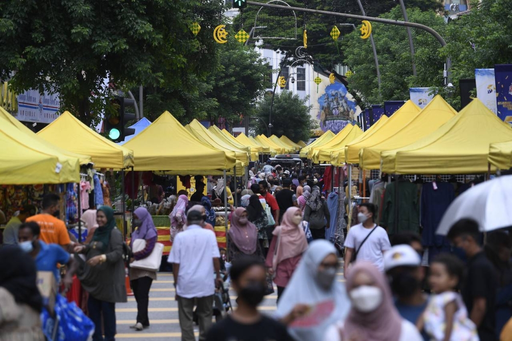 Nilai jualan bazar Ramadan dan Aidilfitri pada tahun ini meningkat kepada RM2.5 bilion berbanding RM2.4 bilion tahun lepas. - Gambar hiasan