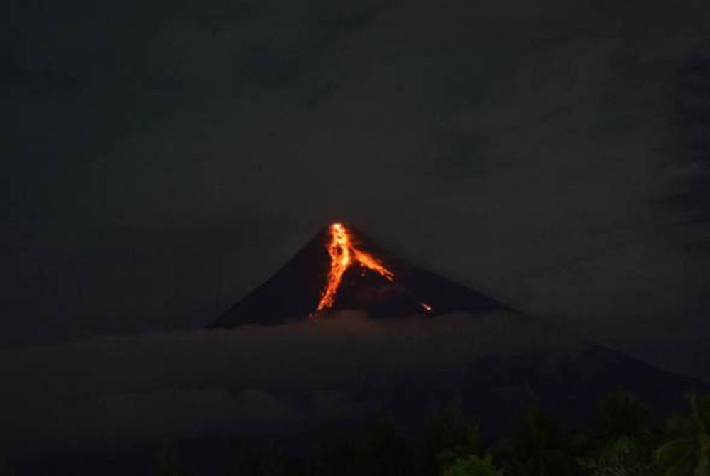 Aliran lahar terus mengalir dari puncak Gunung Berapi Mayon di Albay.