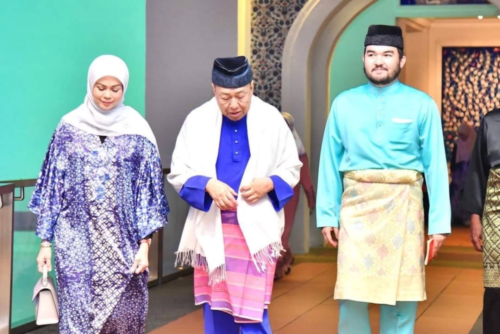 Sultan Sharafuddin bersama Tengku Permaisuri Norashikin dan Tengku Amir berangkat ke majlis doa selamat sempena keberangkatan baginda ke tanah suci minggu depan.