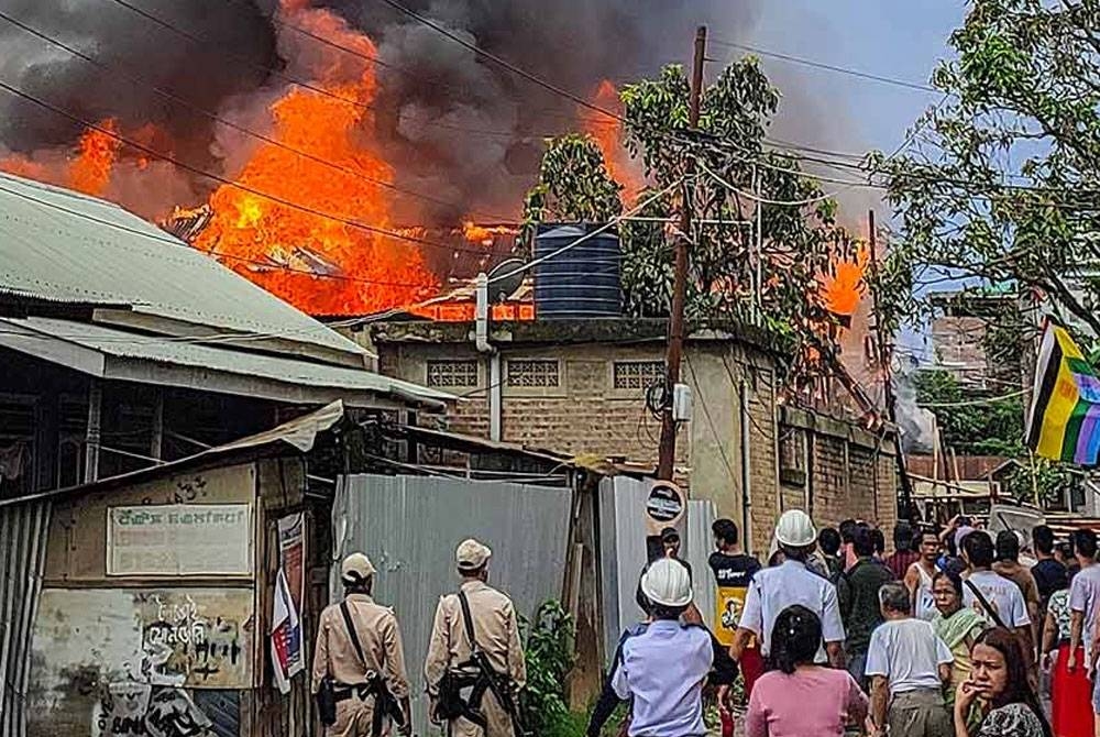 Perusuh bertindak membakar kediaman Menteri Luar India, Rajkumar Ranjan Singh yang terletak di Imphal, ibu negeri Manipur di India - Foto dailypioneer.com