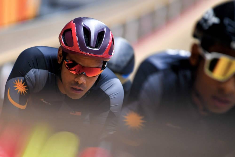 Harrif (kiri) membuat penampilan pada ACC 2023 di Velodrom Nasional, Nilai. - Foto: Bernama