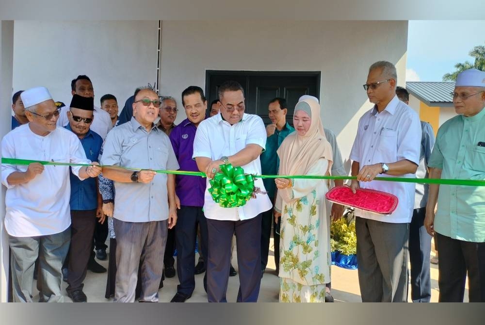 Muhammad Sanusi ketika merasmikan Penyerahan Kunci dan Geran Tanah kepada 12 keluarga banjir aliran puing Kampung Iboi (fasa satu) di Keda Kampung Sadek, Kupang di sini pada Jumaat.