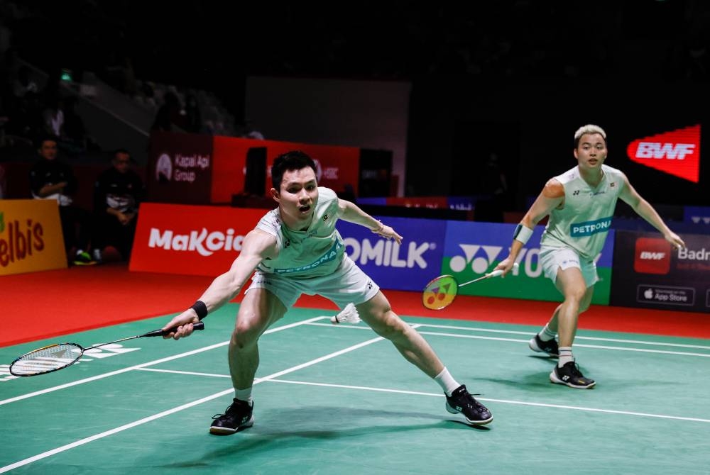 Beregu lelaki utama negara, Aaron Chia-Soh Wooi Yik meneruskan momentum cemerlang mereka pada kejohanan badminton Terbuka Indonesia 2023 untuk mara ke separuh akhir. - Foto EPA