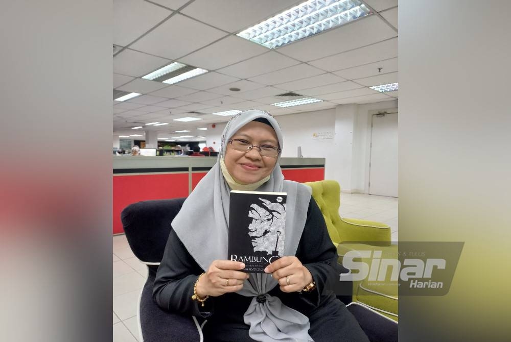 Shahida menunjukkan novel Rambung yang mendapat sambutan menggalakkan pada Pesta Buku Antarabangsa Kuala Lumpur (PBAKL) kali ke-40 baru-baru ini.