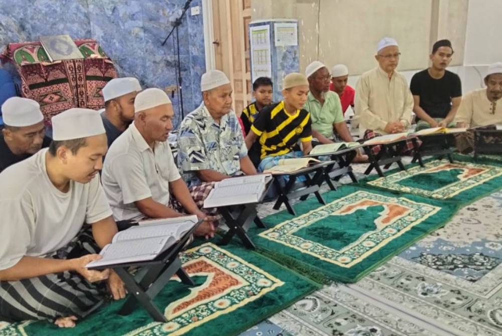 Warga emas memanfaatkan sumbangan al-Quran daripada Pertubuhan Harapan Istimewa Malaysia.