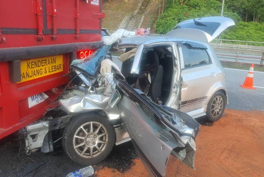 Keadaan kereta Savvy yang dinaiki mangsa selepas melanggar belakang treler dalam kejadian kemalangan di KM301.5 Lebuh Raya Utara Selatan arah selatan pada Sabtu.