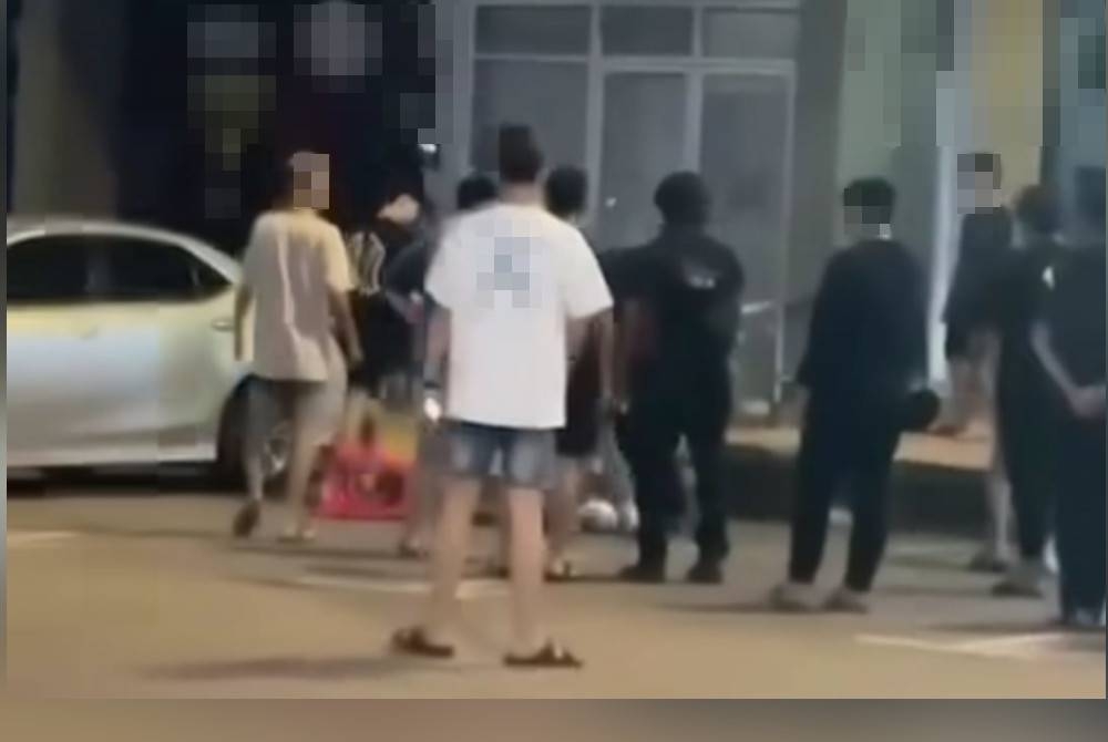 Tangkap layar video yang tular memaparkan beberapa remaja membelasah seorang rakannya di Jalan Langsat, bandar Kluang, pada tengah malam Khamis.