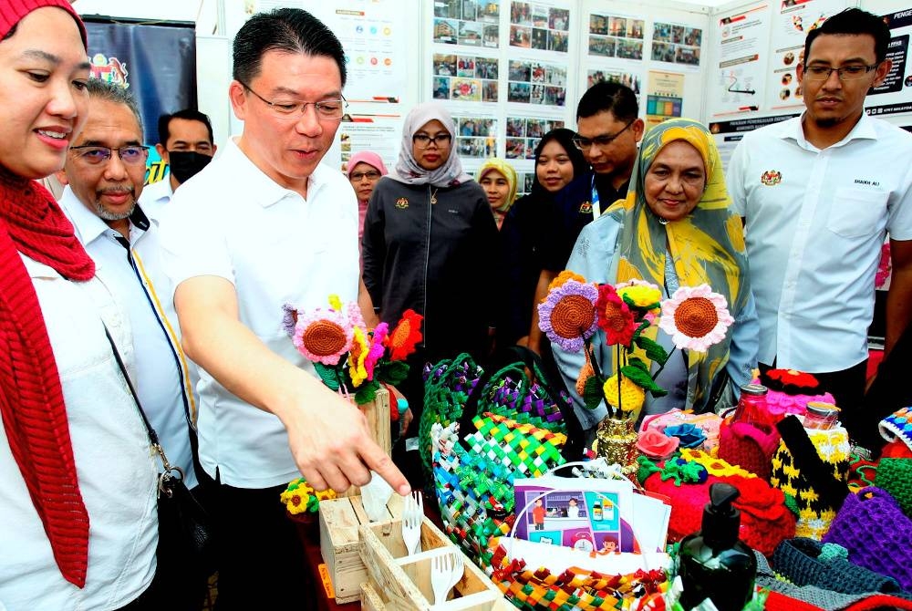 Kor Ming (tiga dari kiri) melawat reruai pameran pada Program Fiesta Teluk Intan: Komuniti Bandar Dekat Di Hati di Dataran Menara Condong, Teluk Intan hari ini. - Foto Bernama