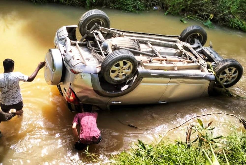 Keadaan kereta yang dipandu mangsa terjatuh ke dalam gaung di jalan Lubuk Yu dekat Sungai Jering pada Sabtu.
Pix ihsan JBPM