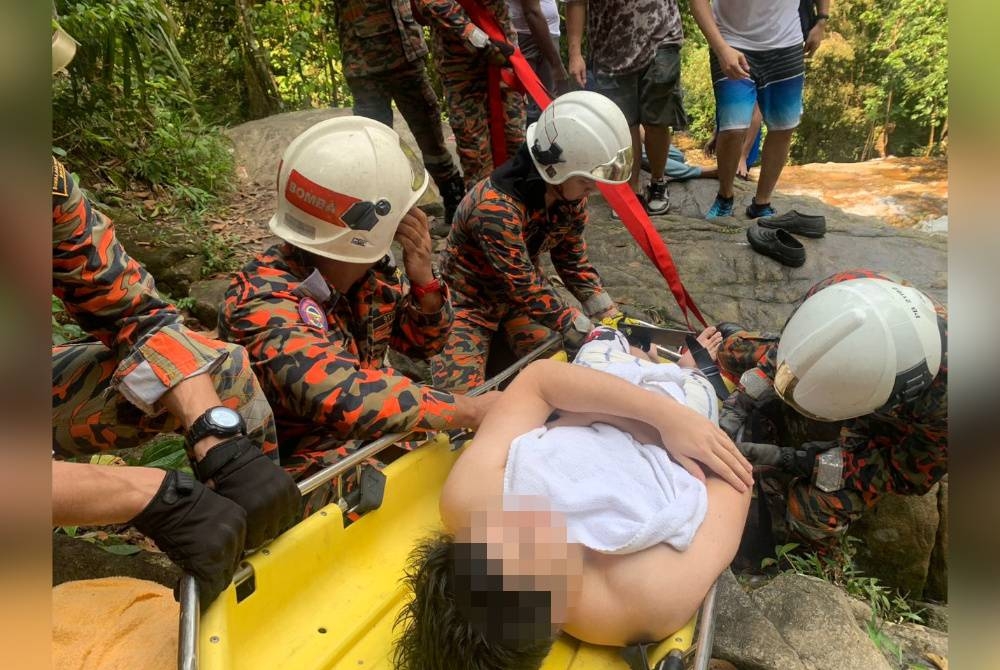 Mangsa dipercayai terjatuh ketika mandi di air terjun Rimba Kanching pada petang Sabtu.