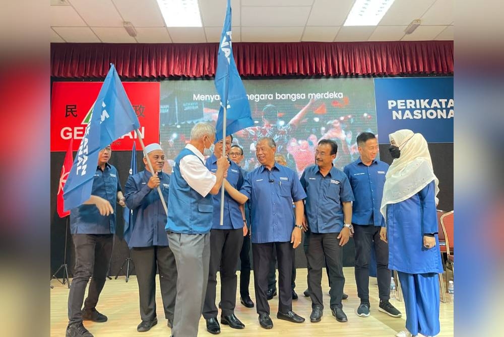 Muhyiddin (empat dari kanan) menyerahkan bendera kepada barisan pemimpin PN Pulau Pinang pada Konvensyen dan Pelancaran Jentera PN Pulau Pinang di Ibupejabat Gerakan Pulau Pinang pada Sabtu.