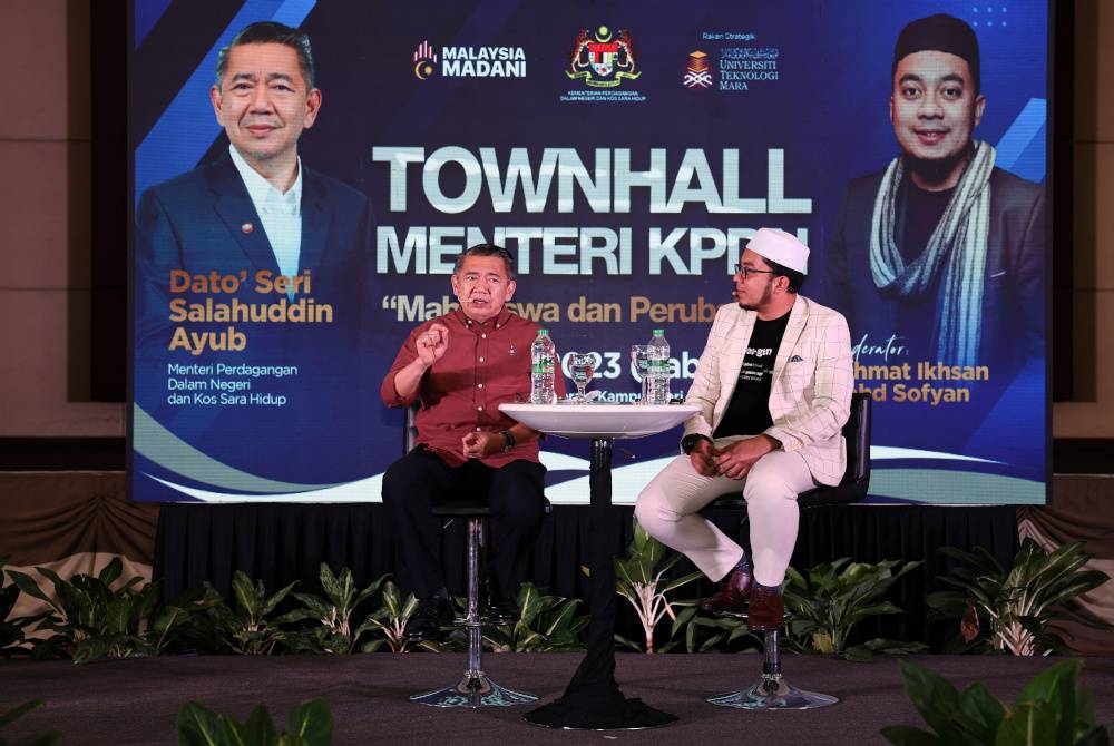 Salahuddin berucap pada program sesi Townhall bersama Menteri KPDN, &#039;Mahasiswa dan Perubahan&#039; di Universiti Teknologi Mara Cawangan Perak, Seri Iskandar pada Sabtu. - Foto Bernama