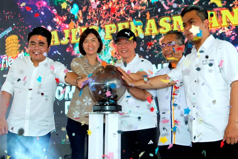 Kor Ming (tengah) merasmikan Program Fiesta Teluk Intan: Komuniti Bandar Dekat Di Hati di Dataran Menara Condong pada Sabtu. - Foto Bernama