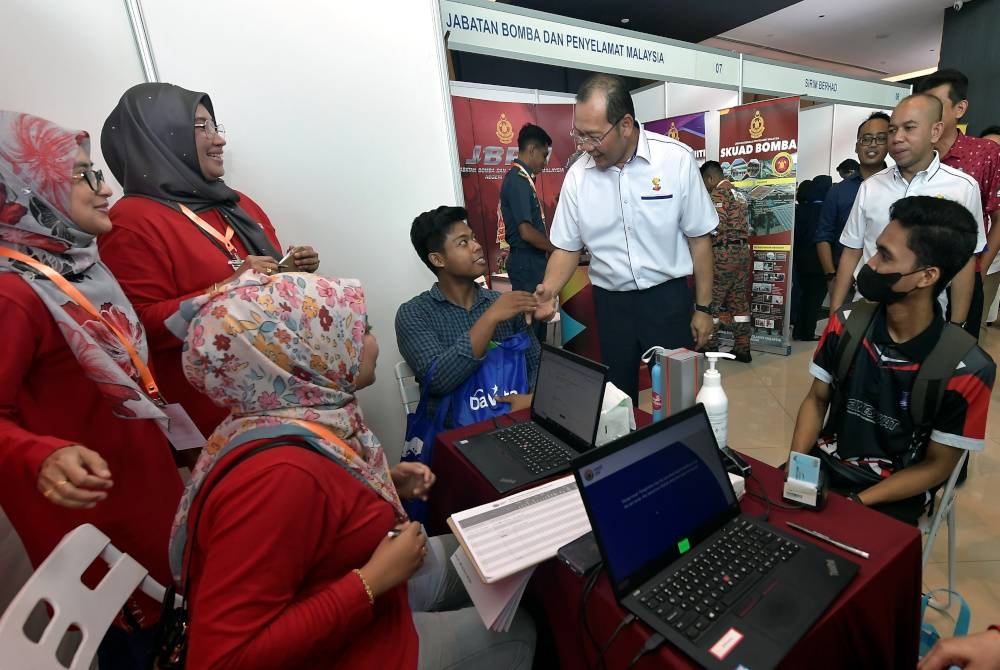 Mohd Khairuddin (dua dari kanan) beramah mesra bersama pengunjung yang hadir ketika Sesi Walkabout Program Selangor Mega Job Fair 2023 di Pusat Konvensyen MBSA, Seksyen 14, Shah Alam pada Sabtu. - Foto Bernama