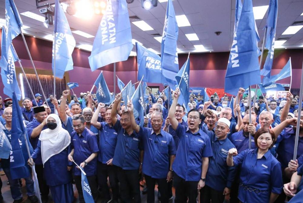 Muhyiddin (tengah) melafazkan ikrar jentera pilihan raya PN Pulau Pinang.